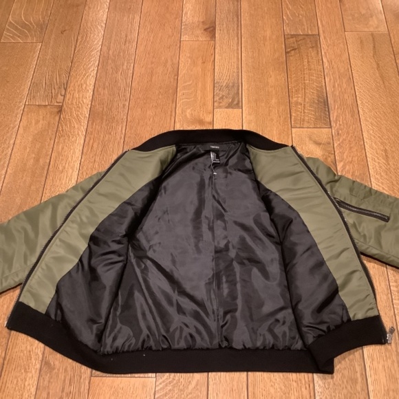 Forever 21 Women’s size small bomber jacket - Picture 6 of 6